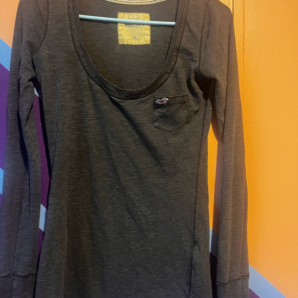 Size is extra small long sleeve Hollister